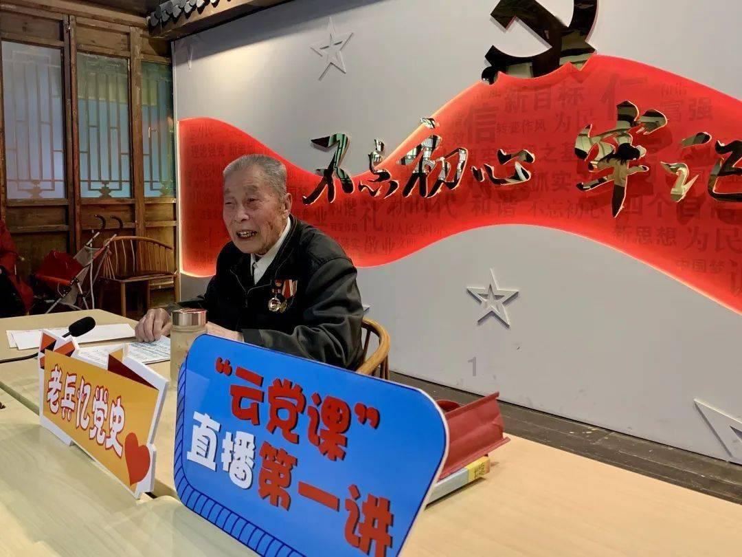 逃离昏暗下的小村